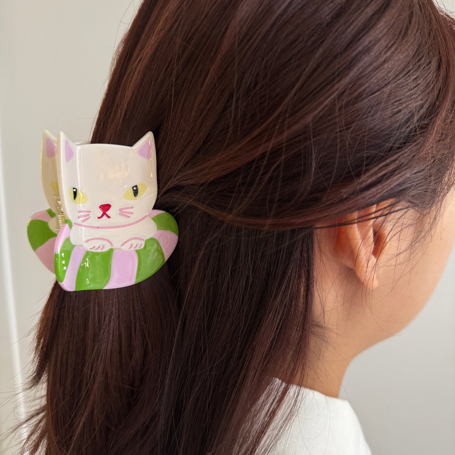 This Kitty is an hedonist, he just vacations, he goes from Jeju Island to Oaxaca beaches to swim in his trendy and cool donut floaty. Have lots of fun this summer with our Vacation Kitty Hair Claw.